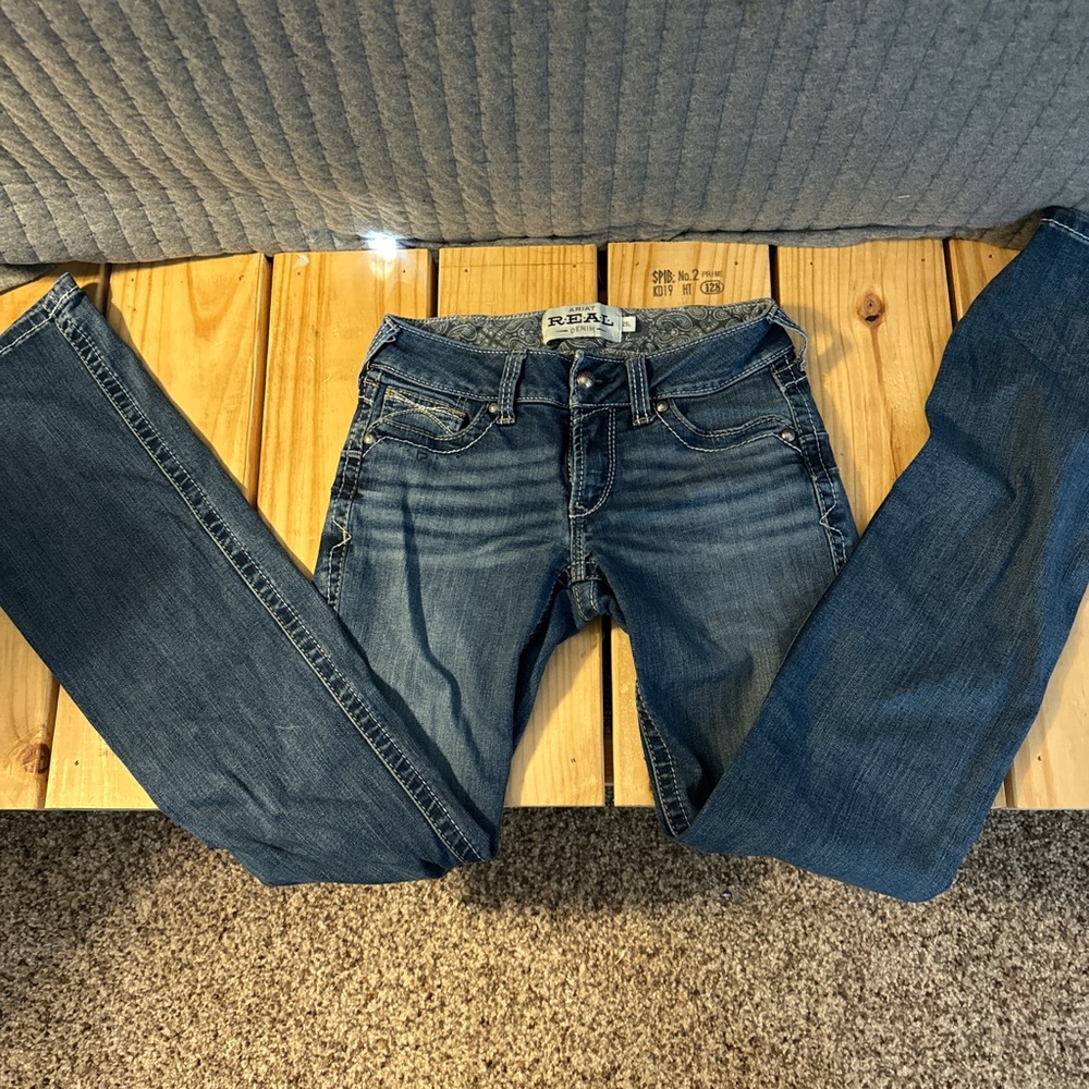 Size 25 
Long 
Ariat jeans